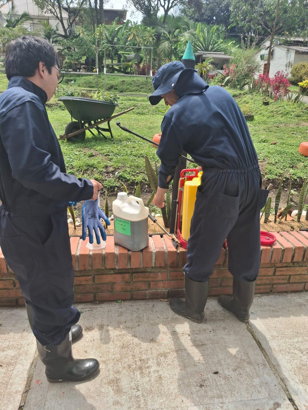 微細藻類の希釈＆散布準備