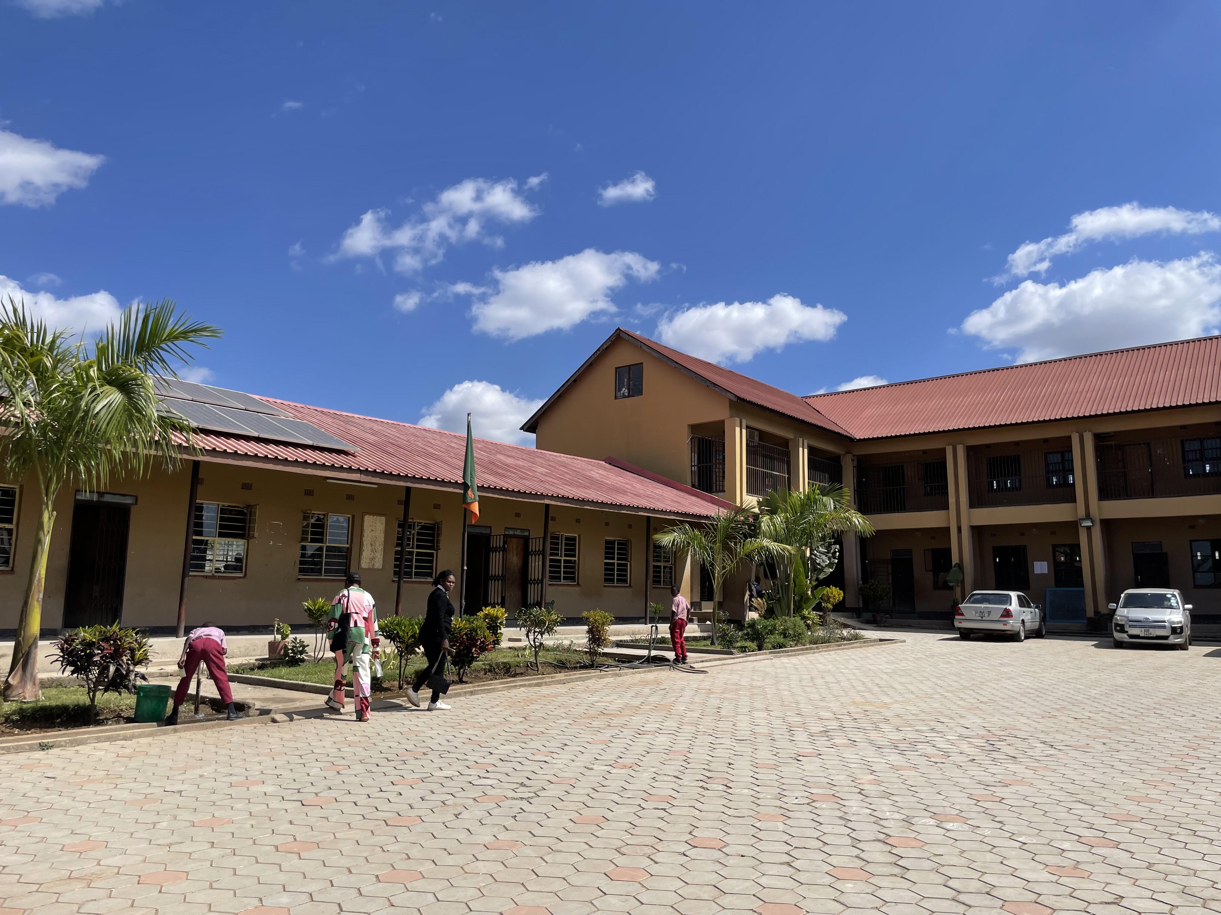 写真2（学校の外観）.jpeg