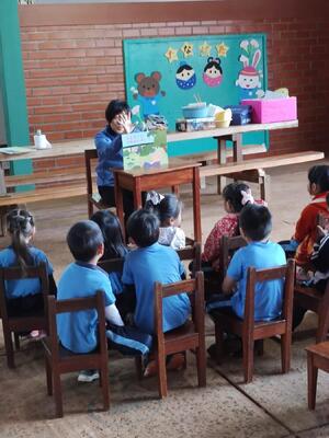 ラパス日本人会日本語学校幼稚園保護者参観日での紙芝居.jpg